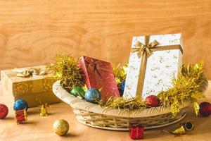 presentförpackning med juldekoration på träbordsbakgrund. foto