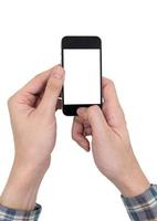 manliga händer som håller en mobiltelefon med tom vit skärm på vit bakgrund. foto