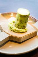 färsk wasabirot, krydda för sushi och sashimi, japansk mat foto