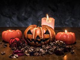 halloween pumpor med levande ljus på mörk bakgrund. foto