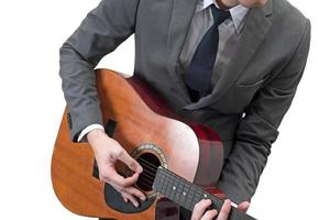 affärsman spelar akustisk gitarr isolerad på vit bakgrund. foto