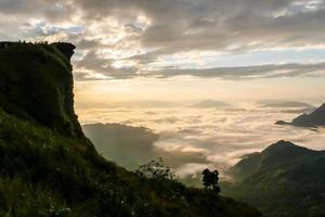 landskap av solsken på morgondimman vid phu chee fah, chiangrai, thailand foto