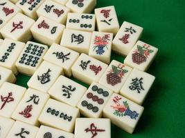 mahjong på bordet antika asiatiska brädspel närbild bild foto