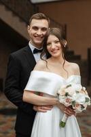 ungt par bruden och brudgummen i en vit kort klänning foto
