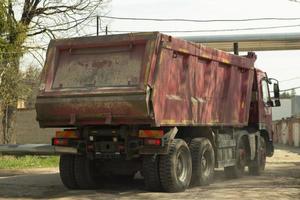 lastbil med kaross in på industriområdet. transport av byggmaterial. foto