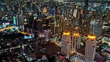 bangkok, thailand, 2022 - bangkok stadsbild på natten ovanifrån från baiyok-byggnaden. foto