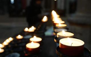 levande ljus i kyrkan foto