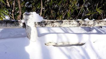 snö och räcke i gångväg skogen noboribetsu onsen foto