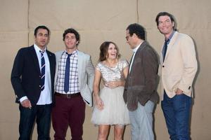 los angeles, 29 juli - kal penn, chris smith, rebecca breeds, tony shalhoub, jerry o connell anländer till 2013 cbs tca sommarfest på den privata platsen den 29 juli 2013 i beverly hills, ca. foto