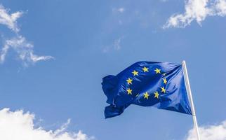Europeiska unionen eu-flagga mot en blå himmel. snart kommer det att finnas en stjärna mindre sedan Storbritannien röstade för att lämna eu 2016, foto