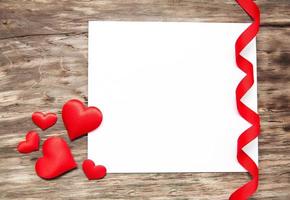 gratulationskort med röda hjärtan foto