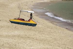 liten båt på stranden. små båtar på stranden eftersom havsvattnet minskar sandstranden vid Sairee Beach, Chumphon-provinsen foto