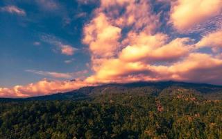 naturbakgrund med bergsskog och molnig himmel foto