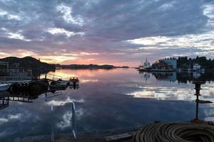 solnedgång över den norska fiskebyn till sommaren 1 foto