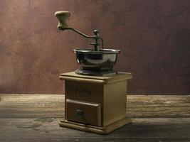kaffekvarn på träbord för kaffe varm dryck koncept foto