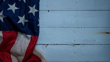 USA:s flagga på bordsbild av naturligt trä för amerikansk frihet och oberoende eller bakgrund med kopieringsutrymmeskoncept. foto