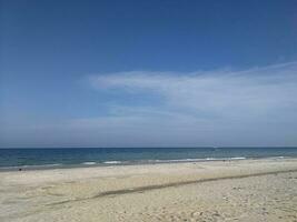 strand, hav och blå himmel i thailand. foto