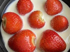 färska jordgubbar i yoghurt foto
