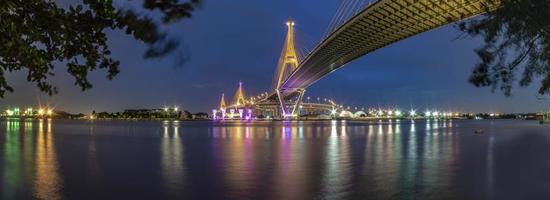 bron pnorama bhumibol, bro över floden Chao phraya. tända lamporna i många färger på natten. foto
