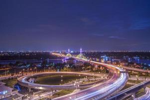 öppningen av ljuset för att dekorera bron över floden chao phraya i thailand, led upplyst bro, trafik på bron över floden foto