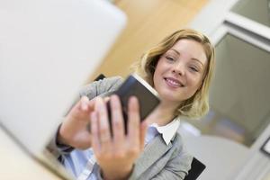 vacker affärskvinna på mobiltelefonen på kontoret, sms, meddelande