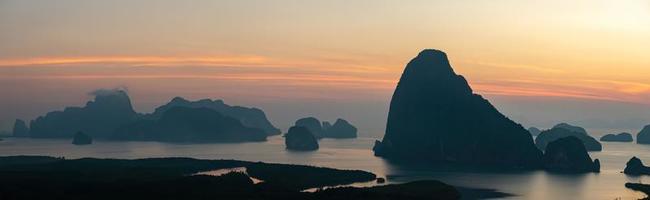 panorama morgon soluppgång. berg i Andamansjön. mars 2019 samed nang phi phang nga, thailand foto