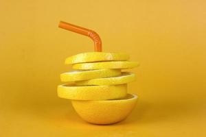citron frukt skiva i lager isolerad på gul bakgrund. saftig citron skivad för fruktreklamdesign foto