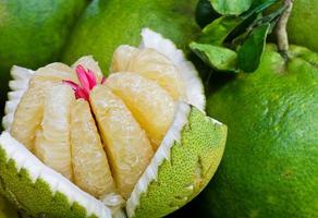 kött av en pomelo på marknaden, thailand foto