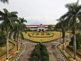 bandung, västra java-indonesien, 19 april 2022 - flygfoto av regeringens gymnasieskola för naturvetenskap-ipdn foto