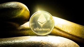 kryptovaluta btc, bitcoin guldmynt på stenar foto