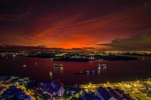 fågelperspektiv av samut prakan, thailand. solnedgång över floden chao phraya, orange himmel. foto