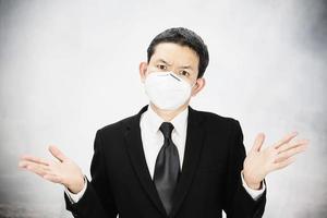 man som bär mask skyddar fint damm i luftföroreningsmiljö - människor med skyddsutrustning för luftföroreningskoncept foto