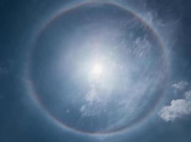 sol halo fenomen med blå himmel dag i thailand foto