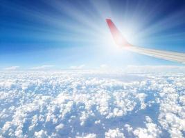flygplansvinge i luften under flygningen med fin naturhimmelbakgrund foto