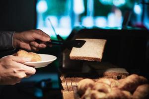 affärsman äter den amerikanska frukosten på ett hotell - folk tar en frukost på hotellkonceptet foto