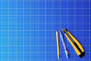 3D-illustration av en skärare, penna och penna i tecknad stil på en blå bakgrund. handsnickarverktyg till verkstaden. foto