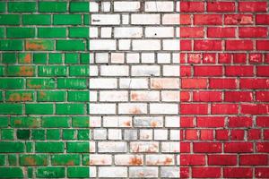 Italiens nationella flagga på en grunge tegel bakgrund. foto