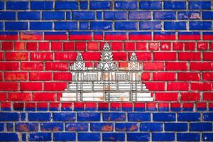 nationella flaggan i Kambodja på en grunge tegel bakgrund. foto