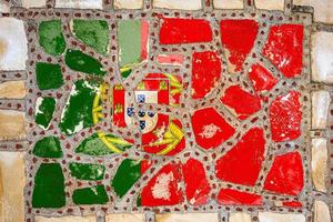 Portugals nationella flagga på stenmur bakgrund. flagga banner på sten textur bakgrund. foto