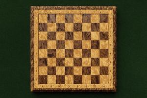 3d illustration söta schackbräde i trä på grönt bord. tomt schackbräde foto