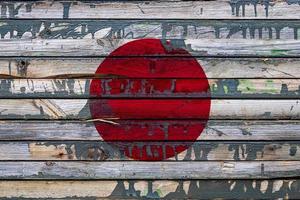 Japans nationalflagga är målad på ojämna brädor. landssymbol. foto