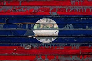 laos nationella flagga är målad på ojämna brädor. landssymbol. foto