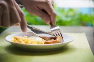 affärsman äter den amerikanska frukosten på ett hotell - folk tar en frukost på hotellkonceptet foto