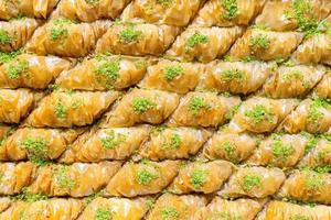 skivor av traditionell pistage turkisk baklava bakgrund foto