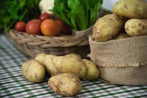 färsk potatis i köket redo att tillagas - färska grönsaker som förbereder sig för att göra matkoncept foto