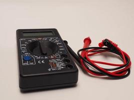 bild av svart digital multimeter eller avo-mätare för att mäta elektriska saker som spänning, resistans och ström foto