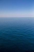 blå hav eller havsvatten horisont foto