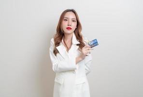 porträtt vacker asiatisk kvinna med kreditkort foto