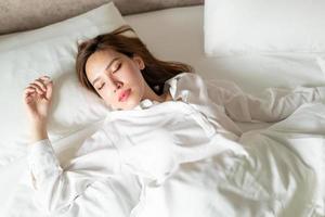 porträtt vacker kvinna som sover på sängen foto