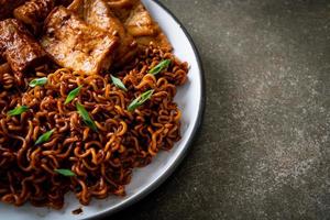 jajangmyeon eller jjajangmyeon med odeng och omuk - koreanska snabbnudlar med koreansk fiskkaka i svart bönsås foto